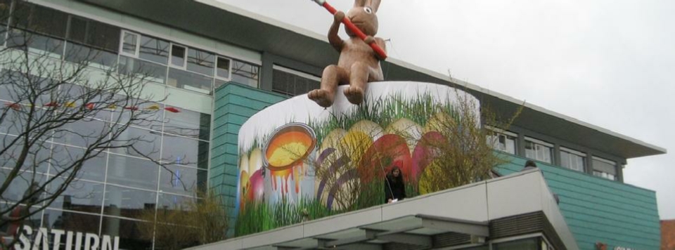 Lebensgrosse Werbefigur bzw. Mockup von einem Osterhasen.